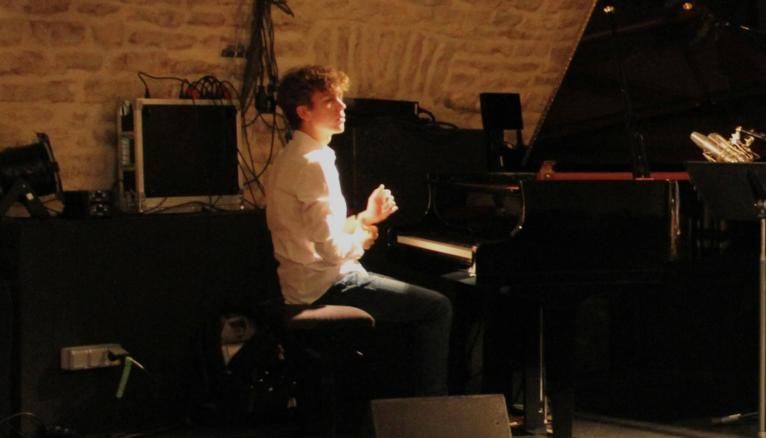 Vladimir intègre le conservatoire à Paris en prépa musique jazz.