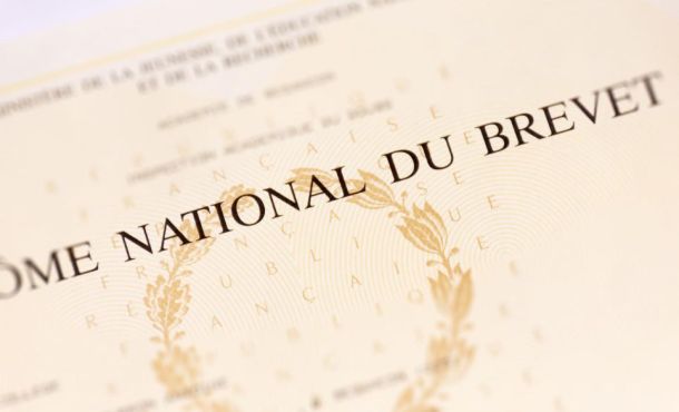 Le brevet est noté sur 800 points. Obtenir 400 points est suffisant pour obtenir le diplôme.