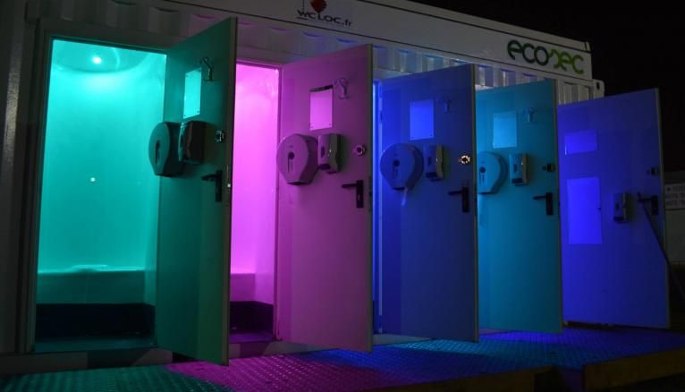 La cabine Bostia d'Ecosec a un design futuriste la nuit.