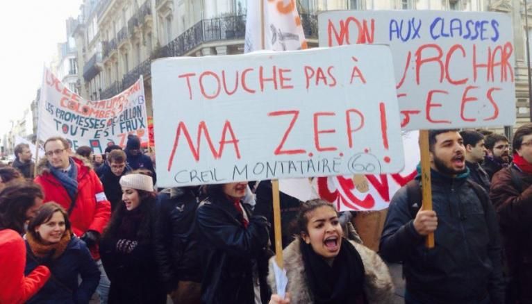 Des lycéens de ZEP venus spécialement de Creil, dans l’Oise, pour manifester contre leur possible exclusion de l’éducation prioritaire... et des moyens qui vont avec.