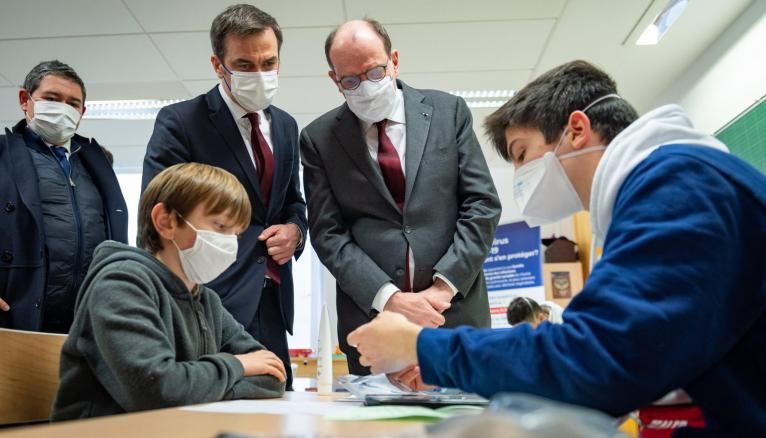 Le Premier ministre, Jean Castex, et le ministre de la Santé, Olivier Véran, en visite dans une école parisienne pour lancer l'expérimentation des tests salivaires dans les etablissements scolaires.
