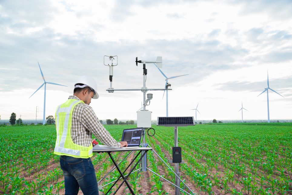 L'ingénieur des travaux de la météorologie élabore des prévisions et gère les risques climatiques.