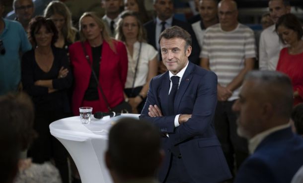 Emmanuel Macron lors de sa visite au lycée professionnel Argensol d'Orange, le 1er septembre 2023.