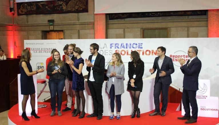 Julie Dautel (2e à gauche) remporte la première place de La France des Solutions Académie 2016, avec le projet Zéphyr Solar.
