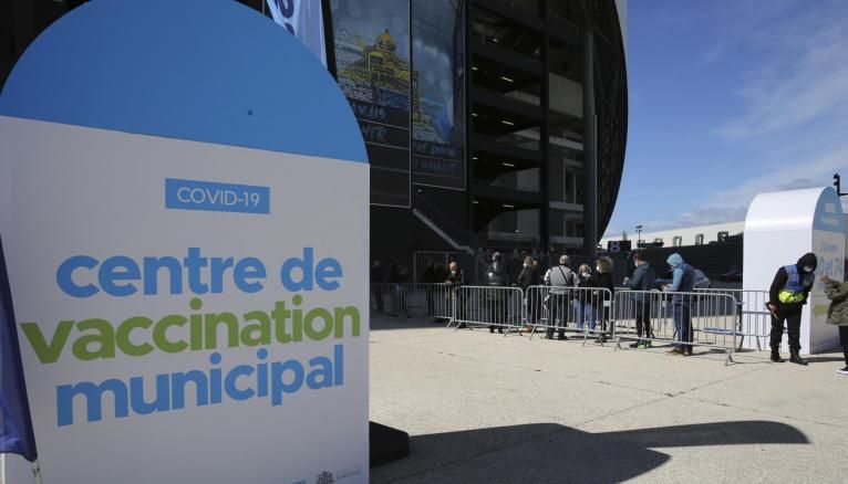Les étudiants en santé sont désormais autorisés à vacciner dans les "vaccinodromes" comme par exemple ici au stade Vélodrome de Marseille.