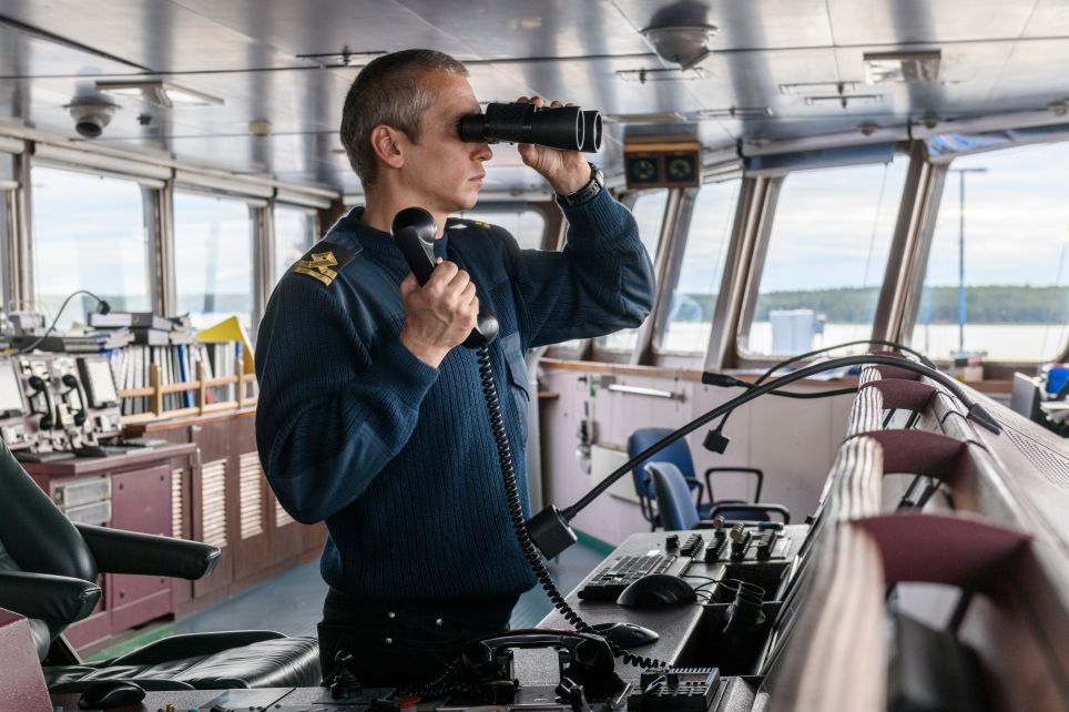 Un officier de la marine marchande assure la navigation ou la maintenance des systèmes mécaniques à bord des navires marchands.