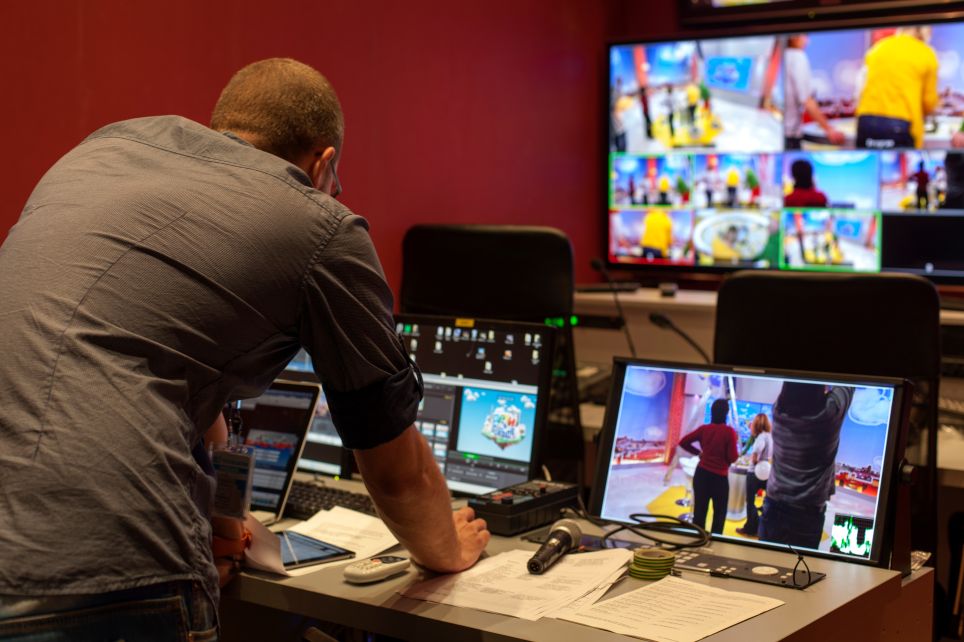 Le chargé de diffusion supervise la transmission de contenu sur différents médias.