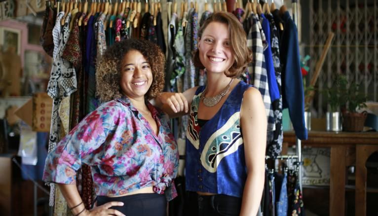 Amandine et Céline vous offrent l'opportunité de louer en commun une vaste garde-robe partagée.