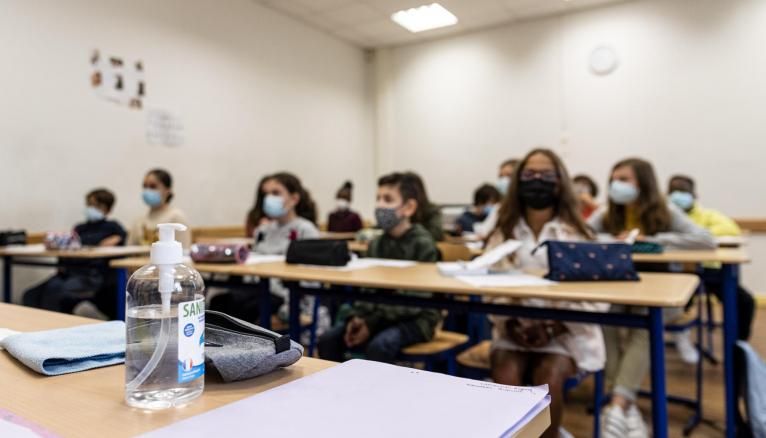 A partir du 14 mars 2022, tous les élèves pourront retirer leur masque en classe, ou le garder.