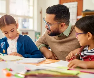 Un assistant d'éducation encadre et accompagne les élèves dans un établissement scolaire, assurant la surveillance et le suivi administratif.