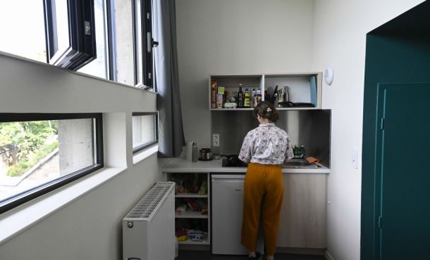 Face à la pénurie de logement, le milieu associatif tente d’imaginer des alternatives au logement traditionnel avec leurs moyens.