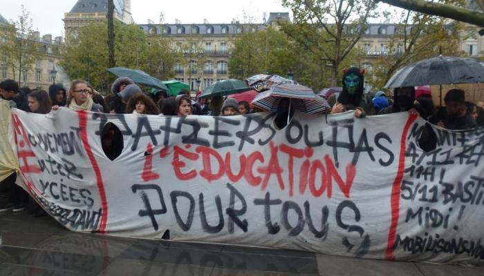 Manifestation de lycéens contre l'expulsion d'élèves sans papiers à Paris le 5 novembre 2013