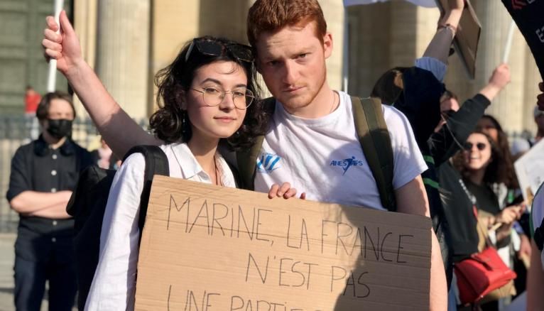 Pour Cannelle (à gauche), c'est le rôle de la jeunesse de se mobiliser contre Marine Le Pen.