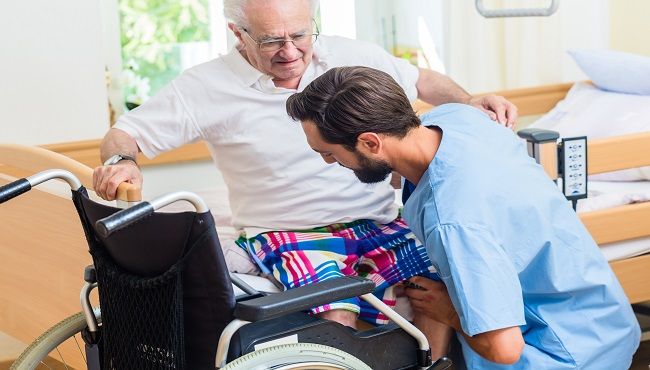 Au cœur d’un hôpital ou d’une maison de retraite, l’aide-soignant a un rôle crucial auprès des malades et des personnes dépendantes.