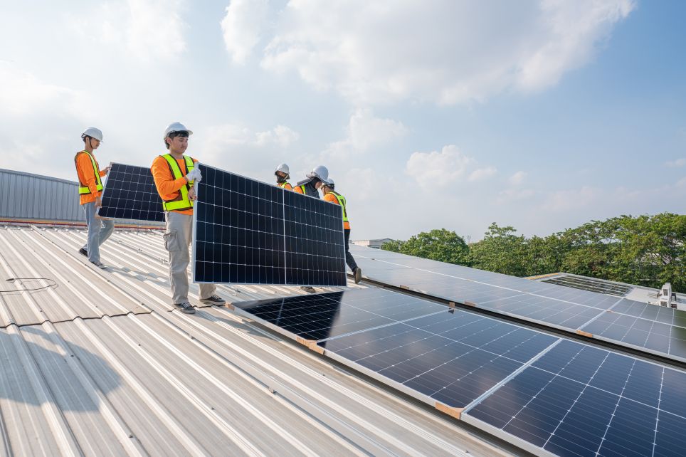 Un technicien photovoltaïque installe et entretient des systèmes solaires.