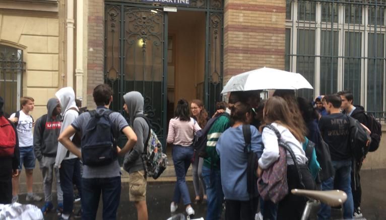 Devant le collège Lamartine (Paris 9), après les épreuves du jeudi 29 juin 2017