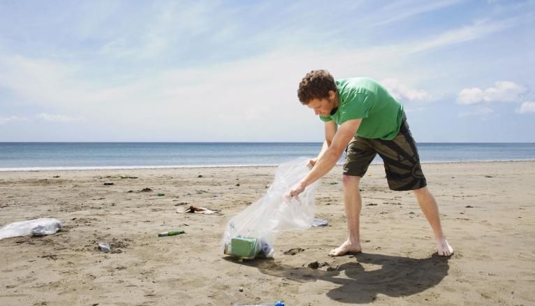 Nettoyer les sites naturels, comme les plages : l'une des propositions des lycéens au grand débat.