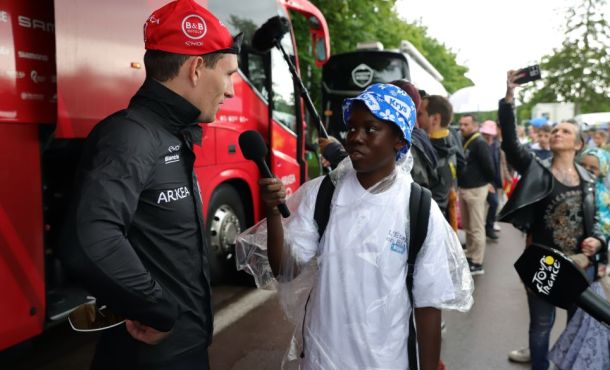 Lors de l'"Etape en blanc", des jeunes encadrés par Hugo Décrypte ont pu réaliser des interviews de coureurs.