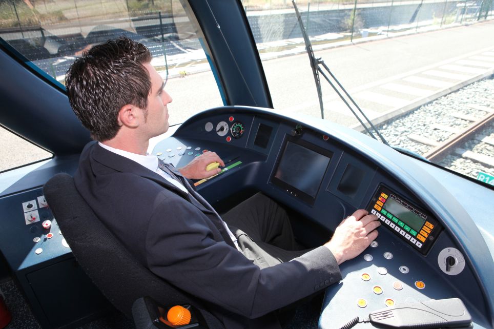 Le conducteur de train est responsable de conduire le train en toute sécurité, en respectant les horaires et en veillant au bien-être des passagers.
