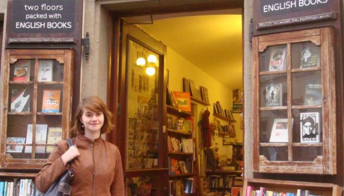 Marine devant une boutique spécialisée en littérature anglaise qu'elle a dénichée dans les rues piétonnes de Prague.