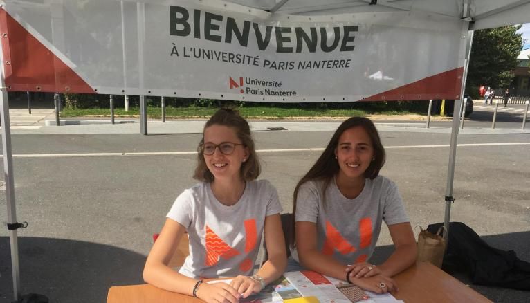 Anne-Hélène et Héloïse, étudiantes en master à l'université de Nanterre, ont été recrutées comme tutrices pour accueillir les nouveaux arrivants.