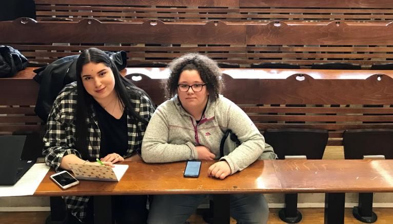 Célia et Mélissa, lycéennes en terminale, assistent au cours d'introduction au droit américain de l'université de Cergy.