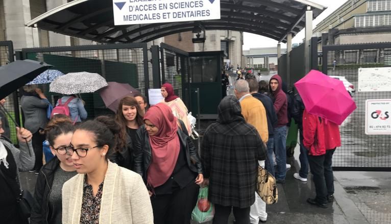 À la sortie des examens d'entrée pour la première année de médecine en Belgique : une pluie qui ne douche pas les espoirs des nombreux candidats français.