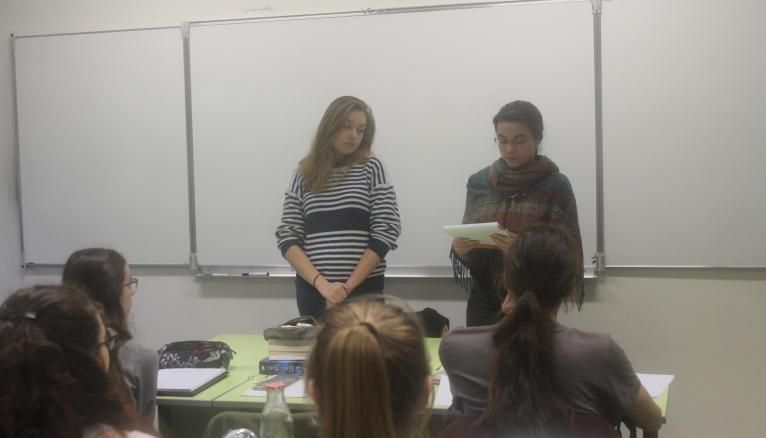 Valentine et Louna, déléguées, donnent quelques éléments du conseil de classe à leurs camarades.