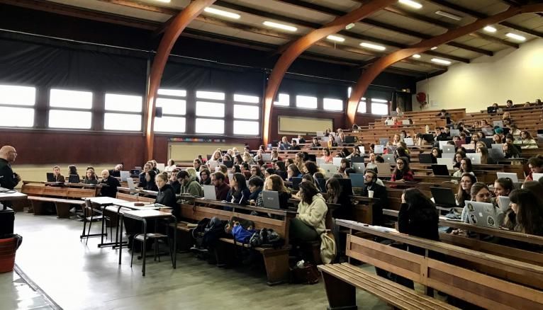 Greg Décamps, directeur de la fac de psycho de Bordeaux, accueille des lycéens dans son cours de psychologie différentielle de l'adaptation au stress à l'occasion des Journées de l'immersion.