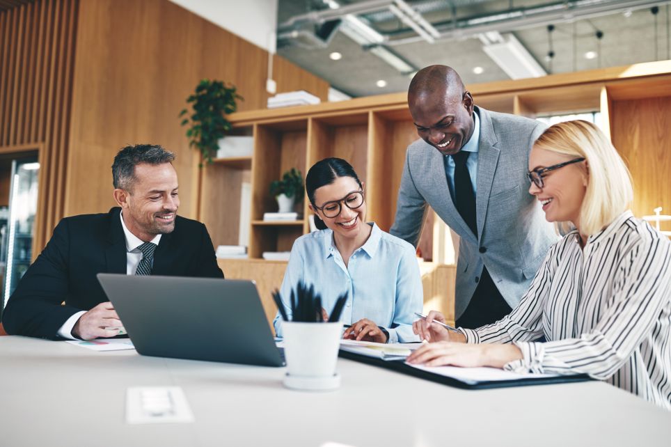 Un expert-comptable vérifie et certifie les comptes d'une entreprise.