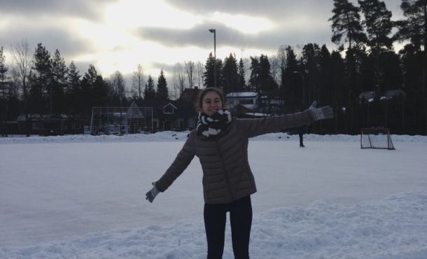 En Finlande, Lea a pu s'essayer aux sports de neige.