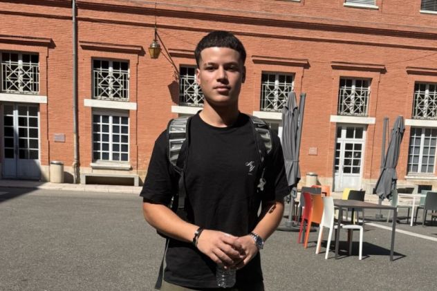 Achraf fait sa rentrée en BTS commerce international à Toulouse : "Ça va, je suis détendu, mais  un peu perdu quand même parce que je ne connais personne".