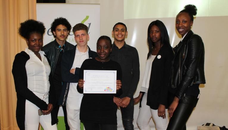 Sept des quinze élèves participants de la classe de première gestion-administration du lycée Armand-Carrel, à Paris, lauréats du prix lycéen "Éveil à la citoyenneté".