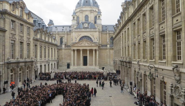 François Hollande venu à la Sorbonne auprès des étudiants après les attentats du 13 novembre pour faire une minute de silence