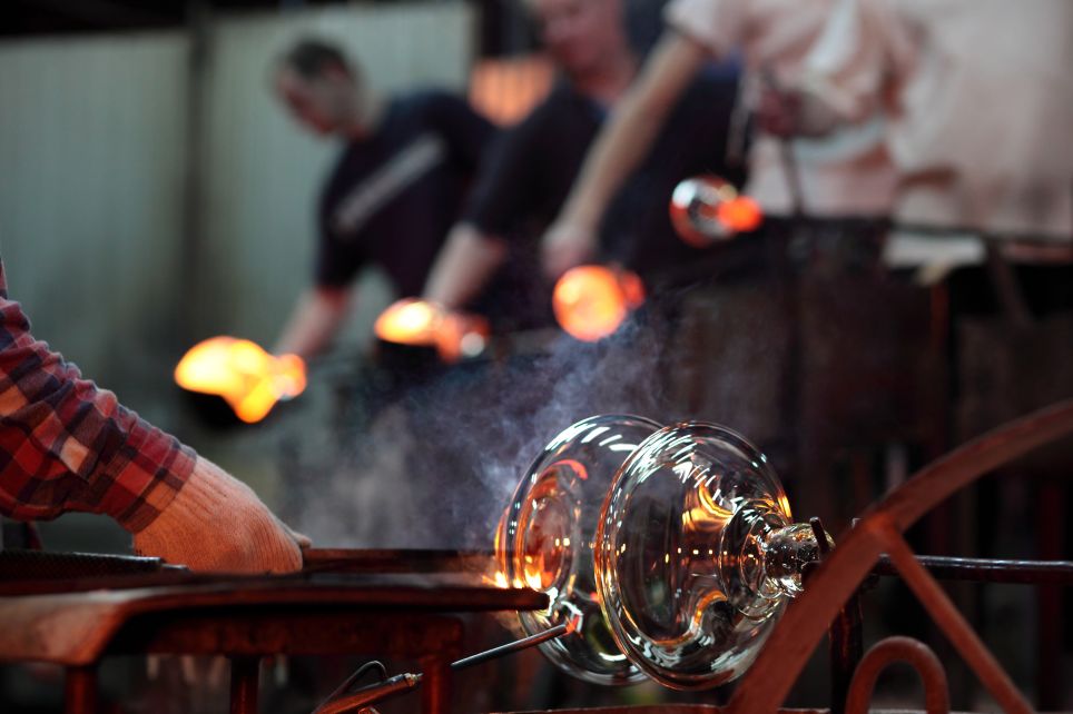 Le verrier conçoit, façonne et répare des objets en verre.