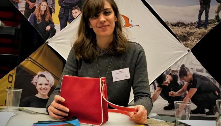 Anaïs, après avoir été professeure des écoles, prépare son CAP maroquinerie en apprentissage chez Louis Vuitton