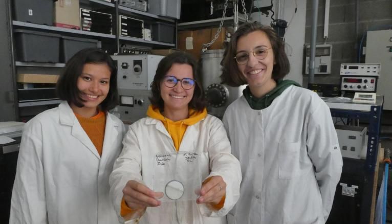 Les étudiantes Daniela, Nolwenn et Inès (de gauche à droite), présentent leur prototype de cellule photovoltaïque. Celui-ci est entouré d’une couche de métal conducteur qui permettra de transformer l’énergie solaire en électricité.