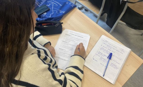 Sur papier ou sur un clavier, les étudiants en PASS prennent des notes pendant leur TD.
