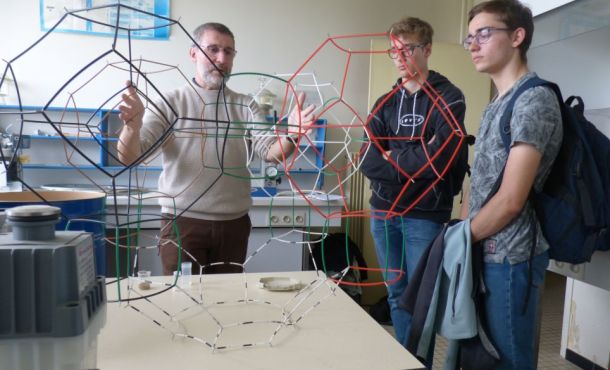 Dans le bureau de Manuel Grivet, une structure moléculaire représentant la géométrie d’une zéolithe permet au physico-chimiste d’expliquer le rôle de ce minéral.