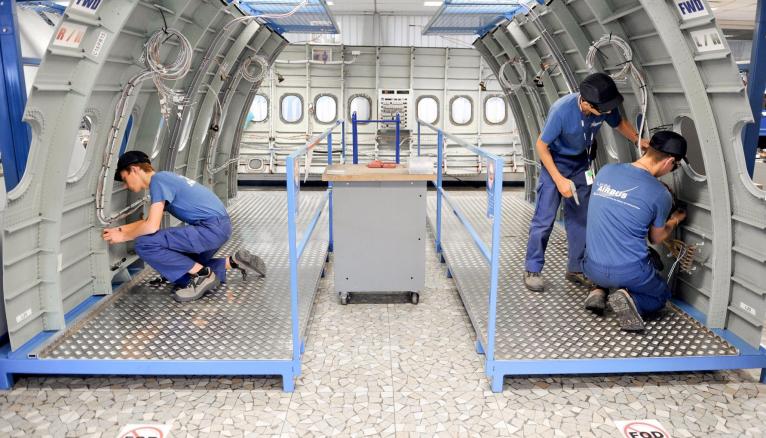 Contrairement aux élèves du lycée pro des métiers de l'aéronautique Airbus, de l'usine Saint-Eloi les diplômés de bac pro ou CAP/BEP peinent à trouver un emploi qualifié, selon l'OCDE.