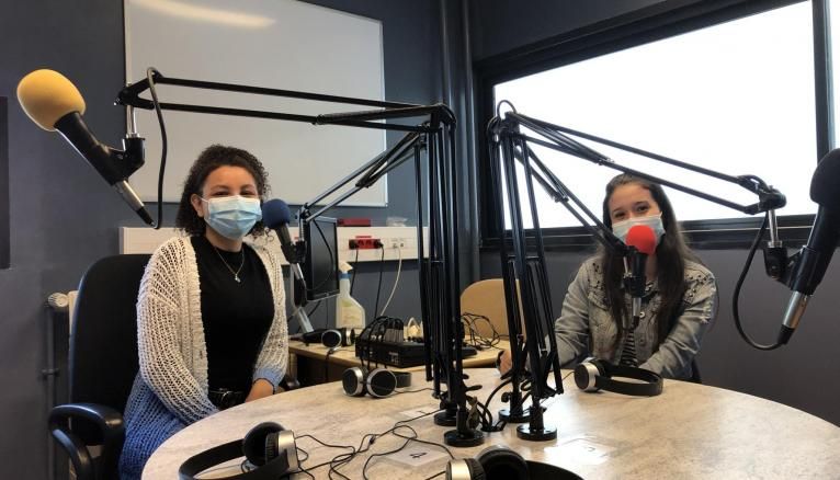 Anna Luiza, à gauche, et Kyubra, à droite, font partie de la classe MEDIA et participent régulièrement à GDS Radio.