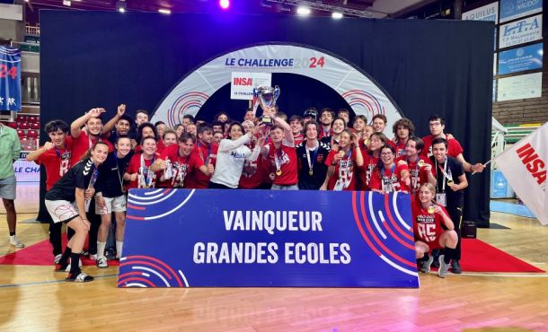 La coupe du Challenge 2024 de la Grande cause nationale remise aux vainqueurs par la ministre Amélie Oudéa-Castéra.