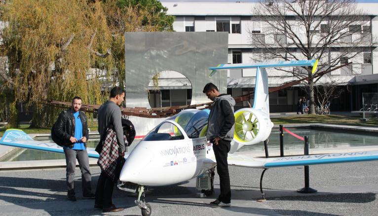 Les étudiants de l'Enac admirent l'E-Fan, un avion électrique développé par Airbus.