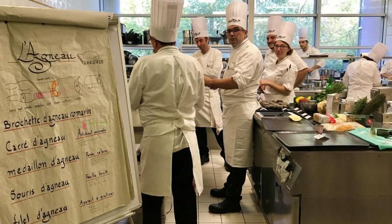 Dans le château du Vivier, campus de l’Institut Bocuse à Écully, des laboratoires de cuisine sont dédiés à la pratique.