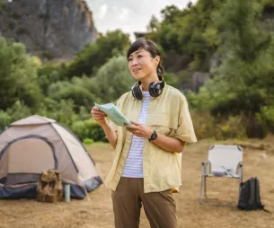 L'animateur en écotourisme sensibilise et guide le public dans des activités respectueuses de la nature.