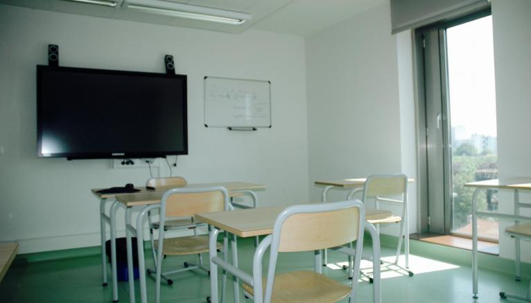Une salle de classe de l'IHSEA. Un tableau numérisé permet d'envoyer les cours par mail aux étudiants absents.