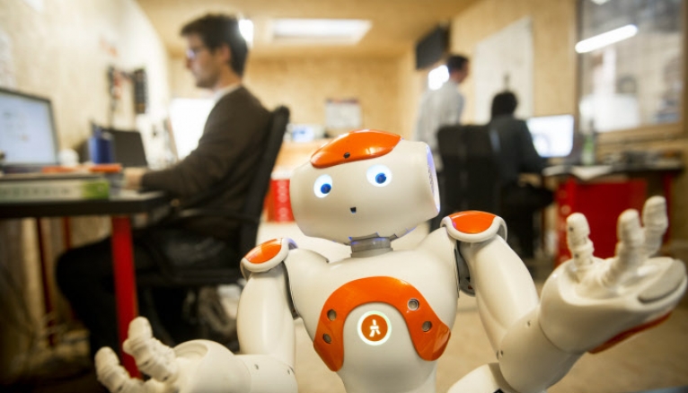 "Laboratoire de recherche AM-Lab d'Aldebaran Robotics a Nantes. Equipe travaillant sur l'ameliroration de la main du robot Nao."