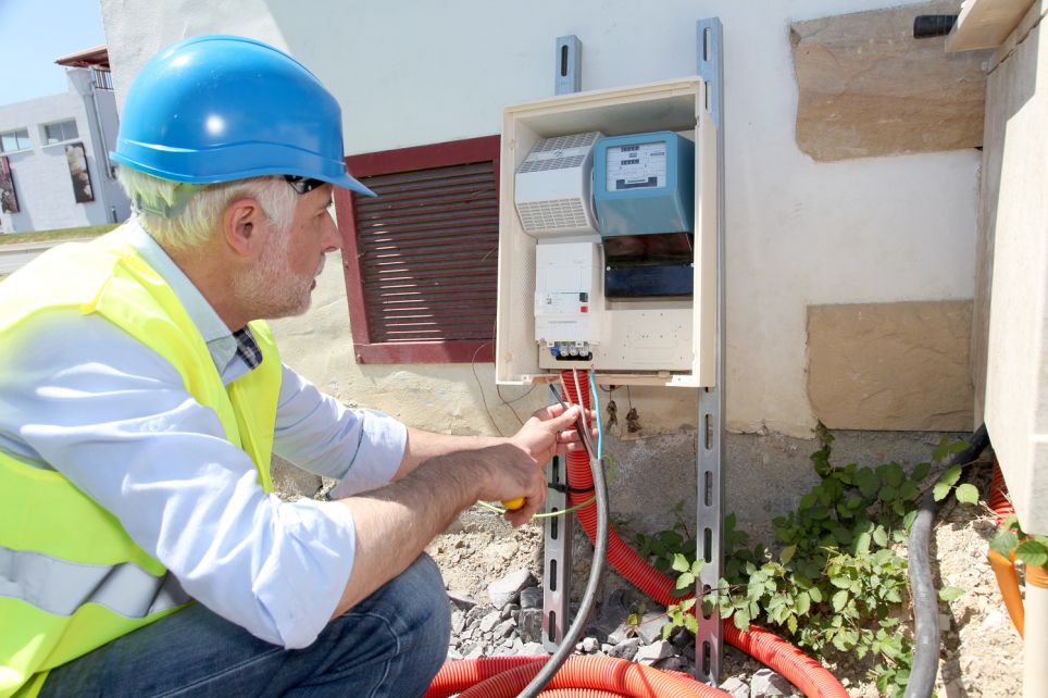 Un électricien du BTP installe, répare et entretient les systèmes électriques dans les bâtiments, respectant les normes de sécurité et de construction.