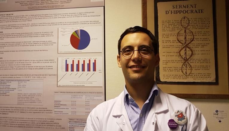 Matthieu Piccoli, 34 ans, a choisi une spécialité de médecine qui a besoin de bras : la gériatrie.