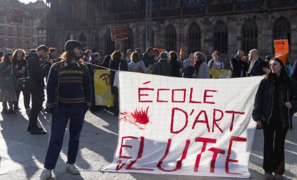 Une manifestation à Strasbourg contre le manque de budget dans les écoles d'art.